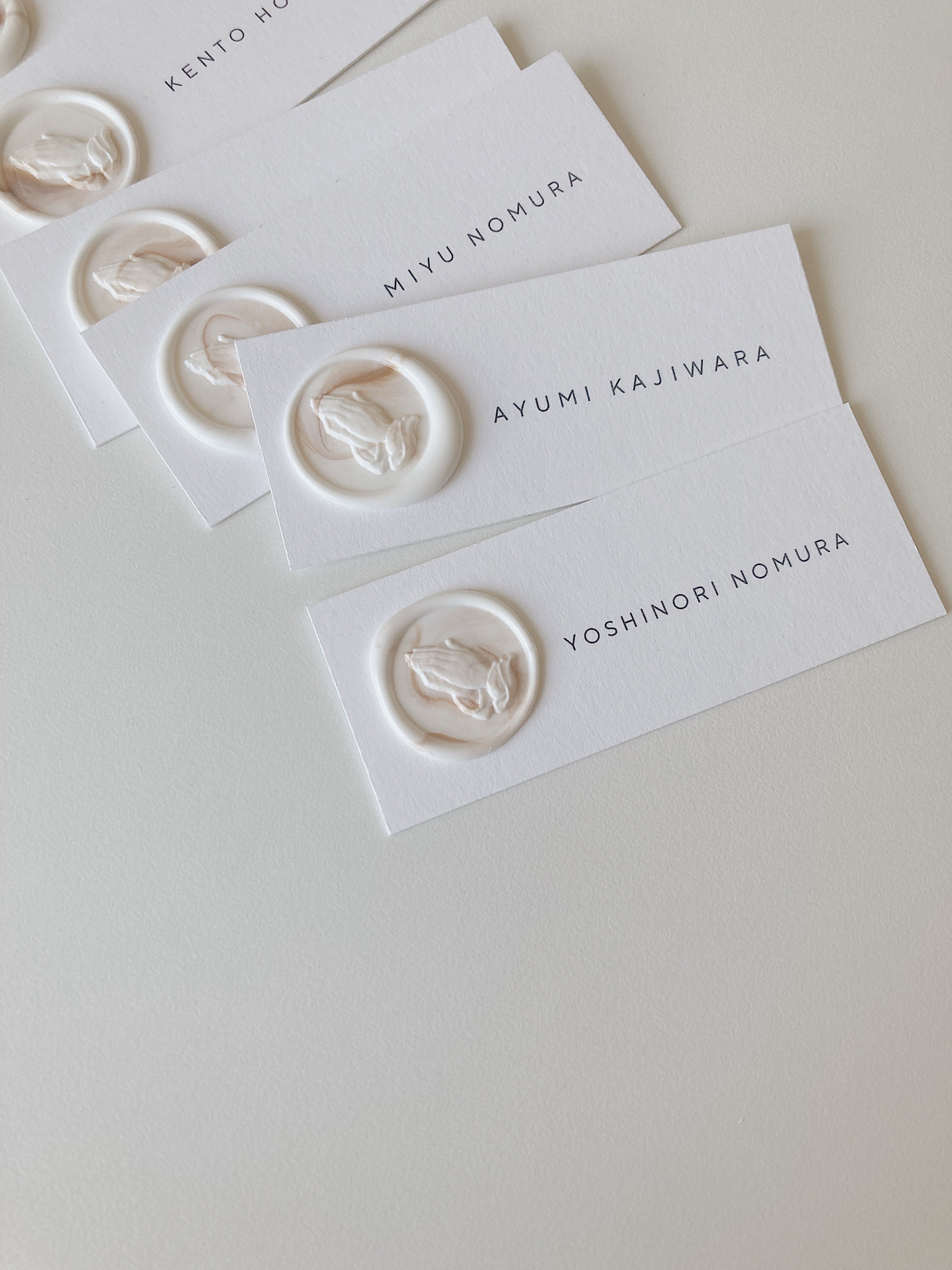 マーブル模様のシーリングスタンプの席札