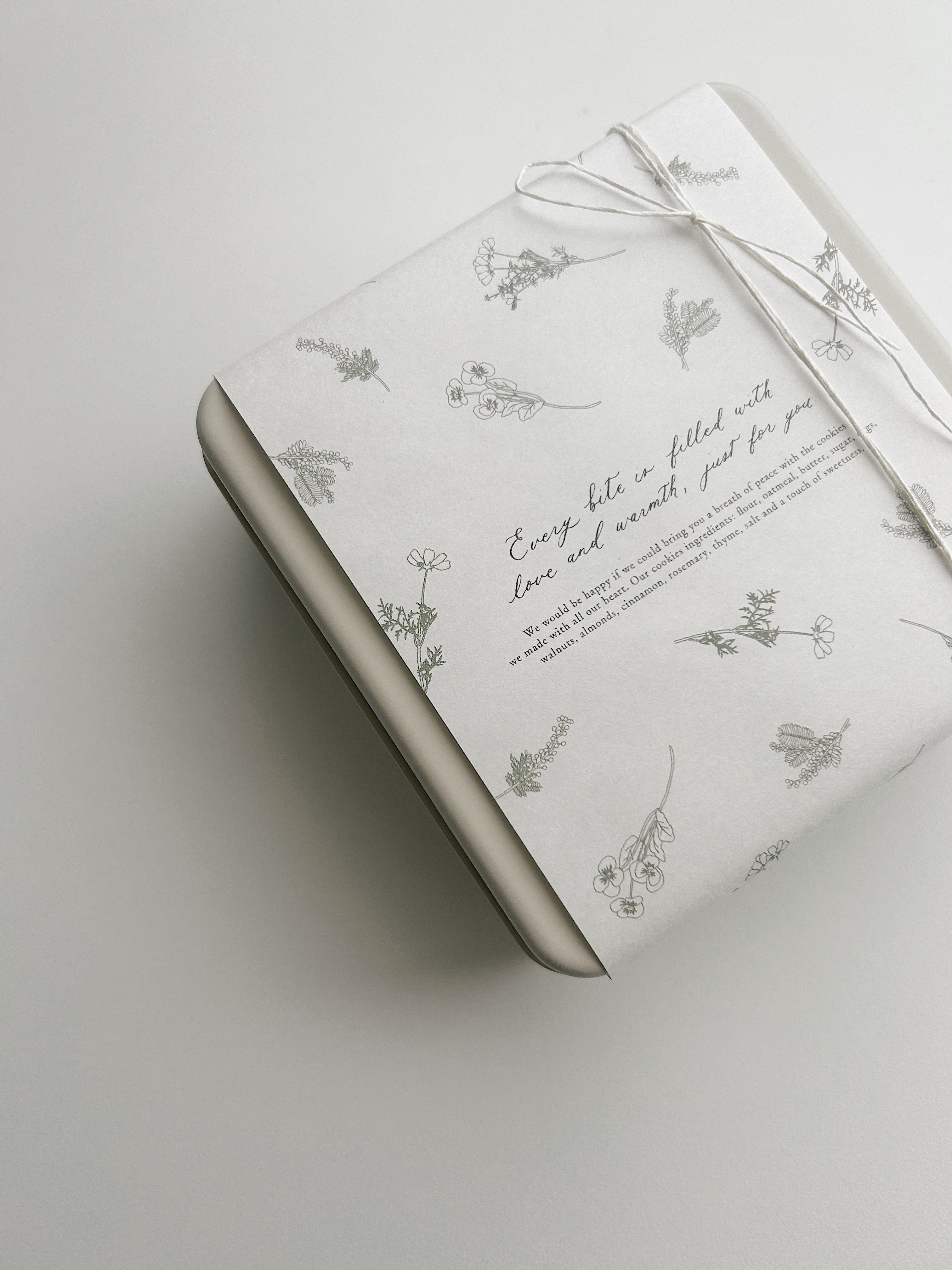 クッキー缶 パッケージデザイン 花 パターン 帯デザイン